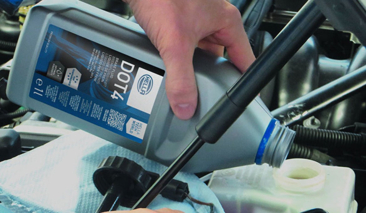 Por qué es importante utilizar el líquido de frenos adecuado.